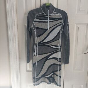 Title Nine M Gray and Black Patterned Zip-Up Top